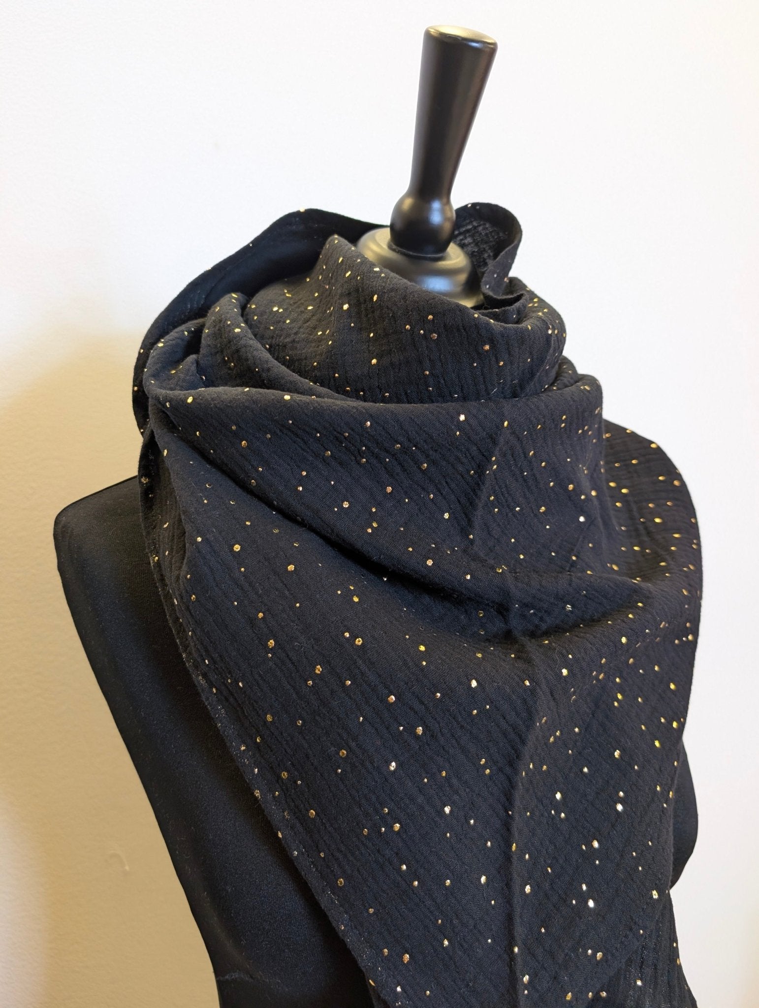 Sjal Svart guldprick | Rino Sjal i One size från Rino Design Sthlm