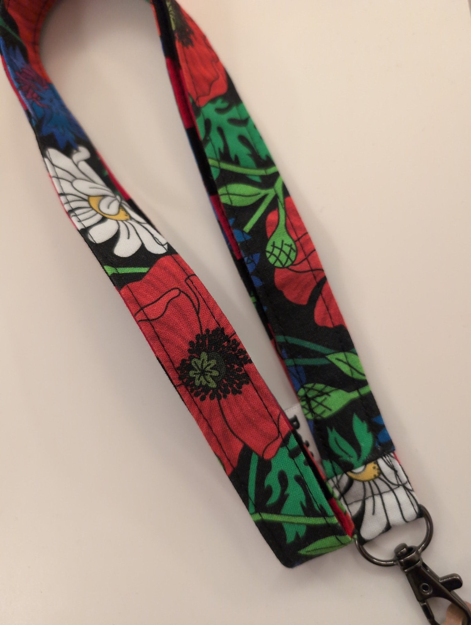 Nyckelband retro vallmo svart | Rino Nyckelband i One size från Rino Design Sthlm