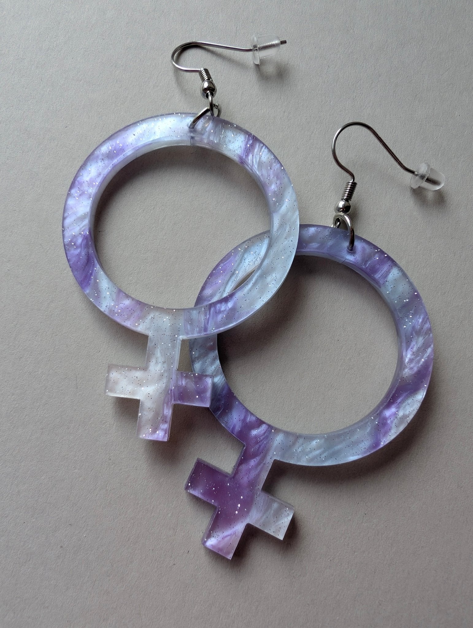 Örhängen Feminist Lila Marmor | Rino Örhängen i Mini 2.5 cm från Rino Design Sthlm