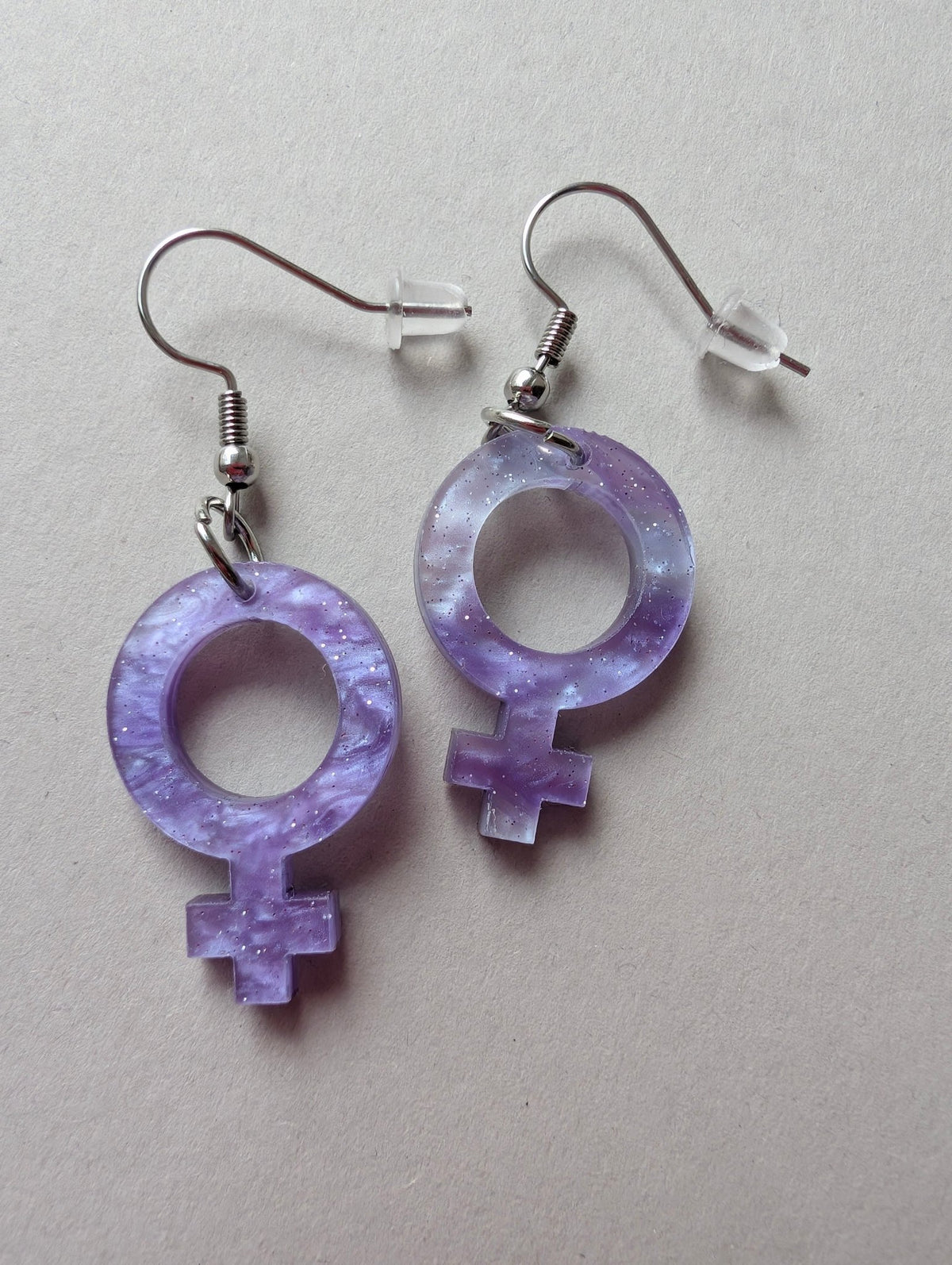 Örhängen Feminist Lila Marmor | Rino Örhängen i Mini 2.5 cm från Rino Design Sthlm