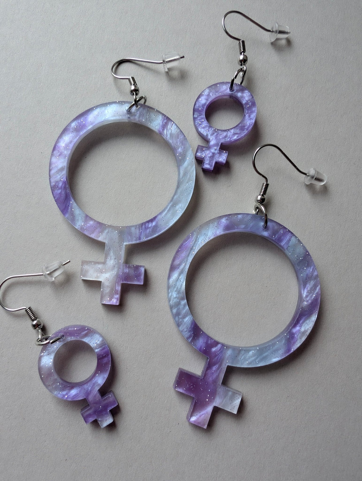Örhängen Feminist Lila Marmor | Rino Örhängen i Mini 2.5 cm från Rino Design Sthlm