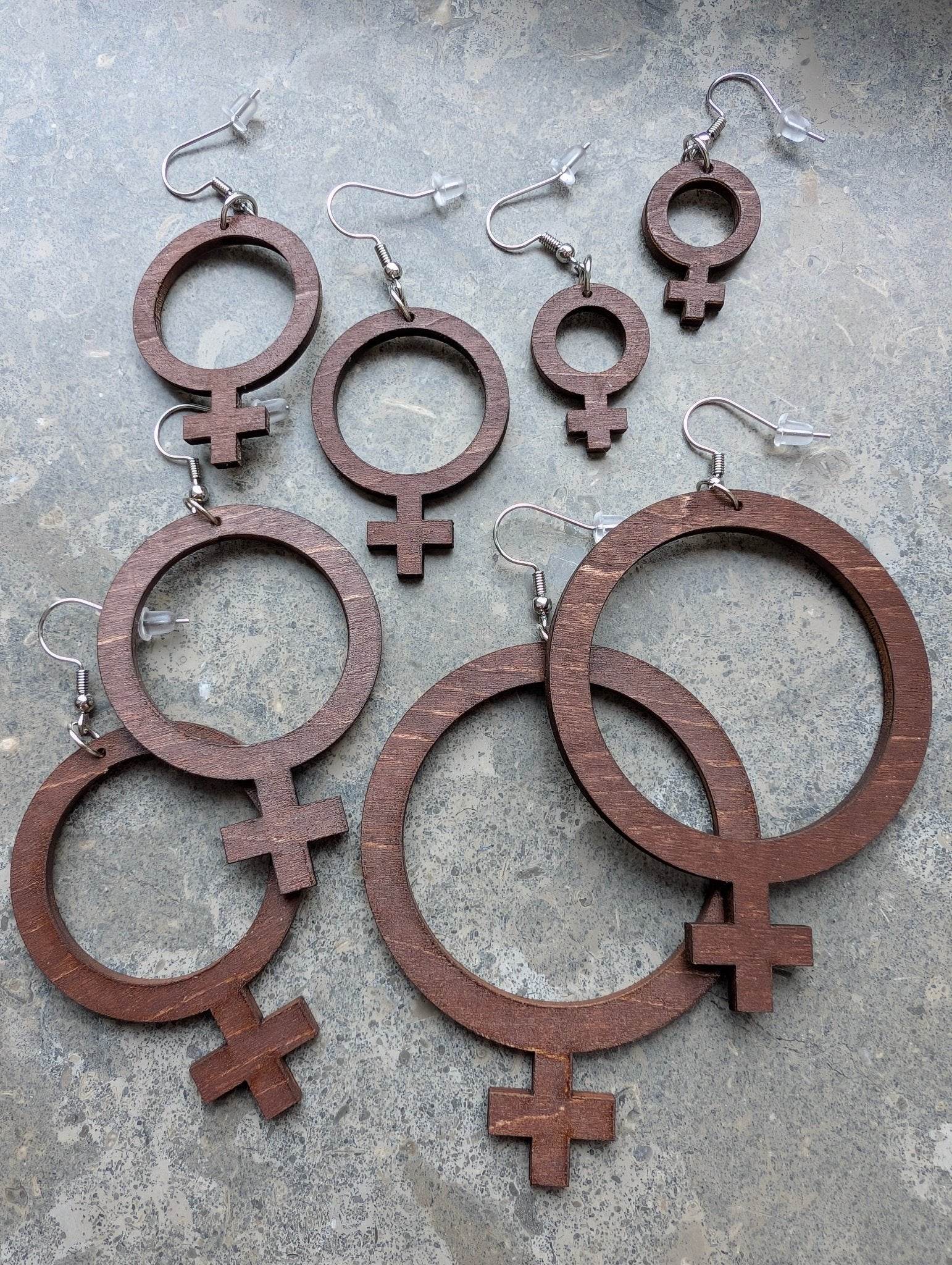 Örhängen Feminist Trä | Rino Örhängen i Mini 2.5 från Rino Design Sthlm