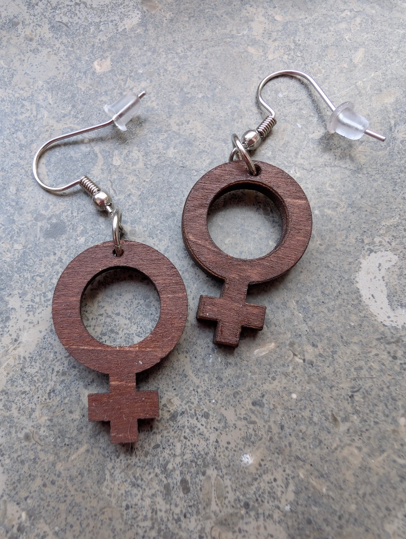 Örhängen Feminist Trä | Rino Örhängen i Mini 2.5 från Rino Design Sthlm
