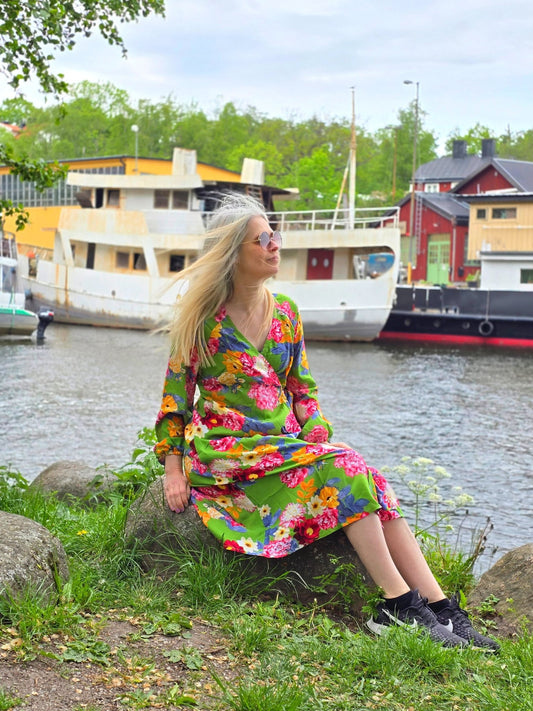 Omlottklänning Grön blommig sval viskos - Rino Design Sthlm