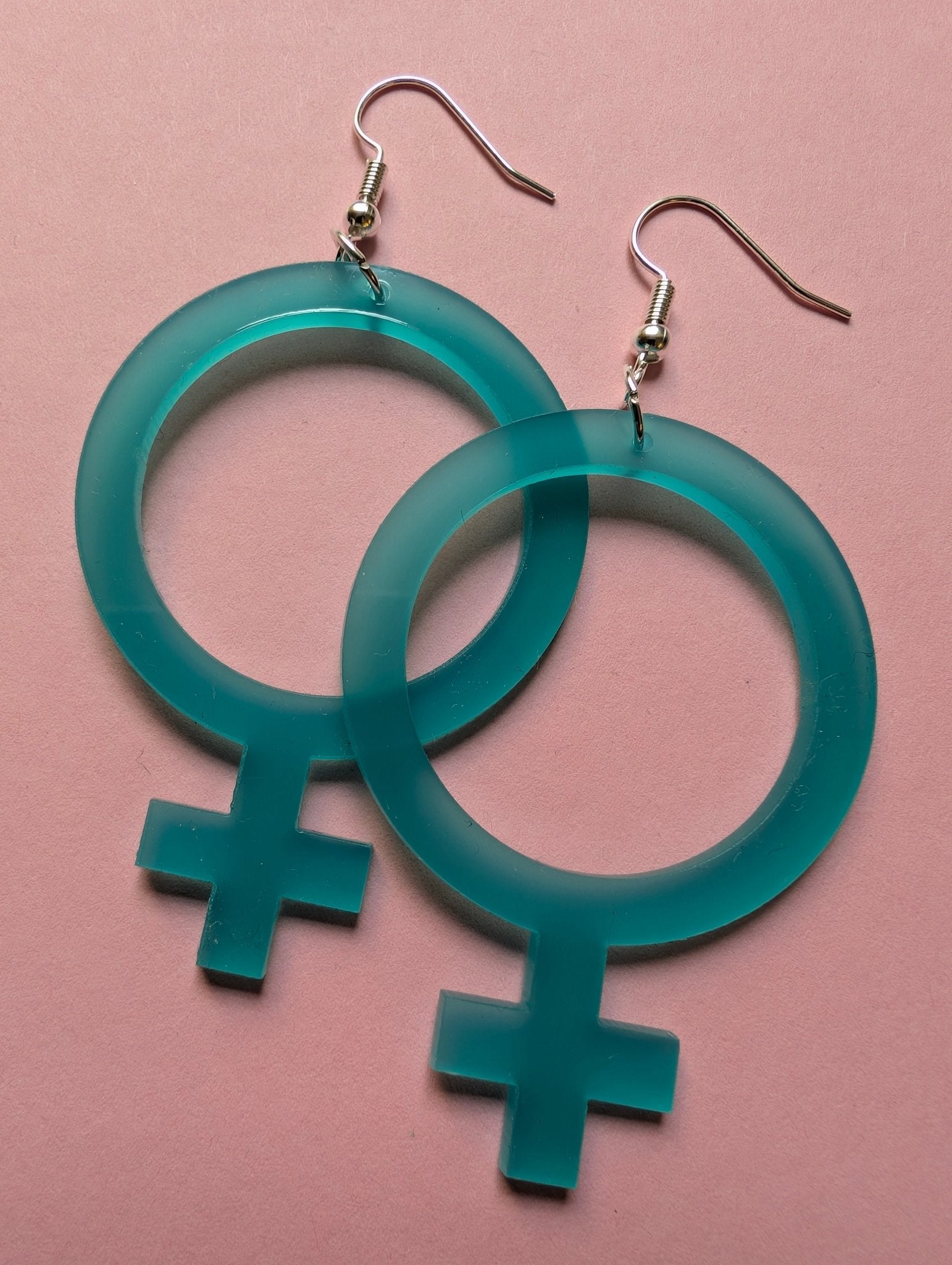 Örhängen feminist Aqua - 3 storlekar - Rino Design Sthlm