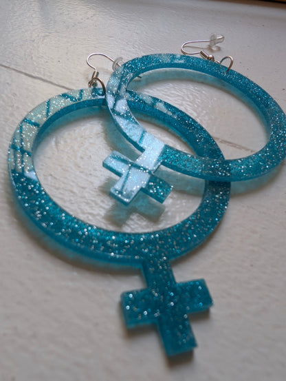 Örhängen feminist blå glitter - 3 storlekar - Rino Design Sthlm