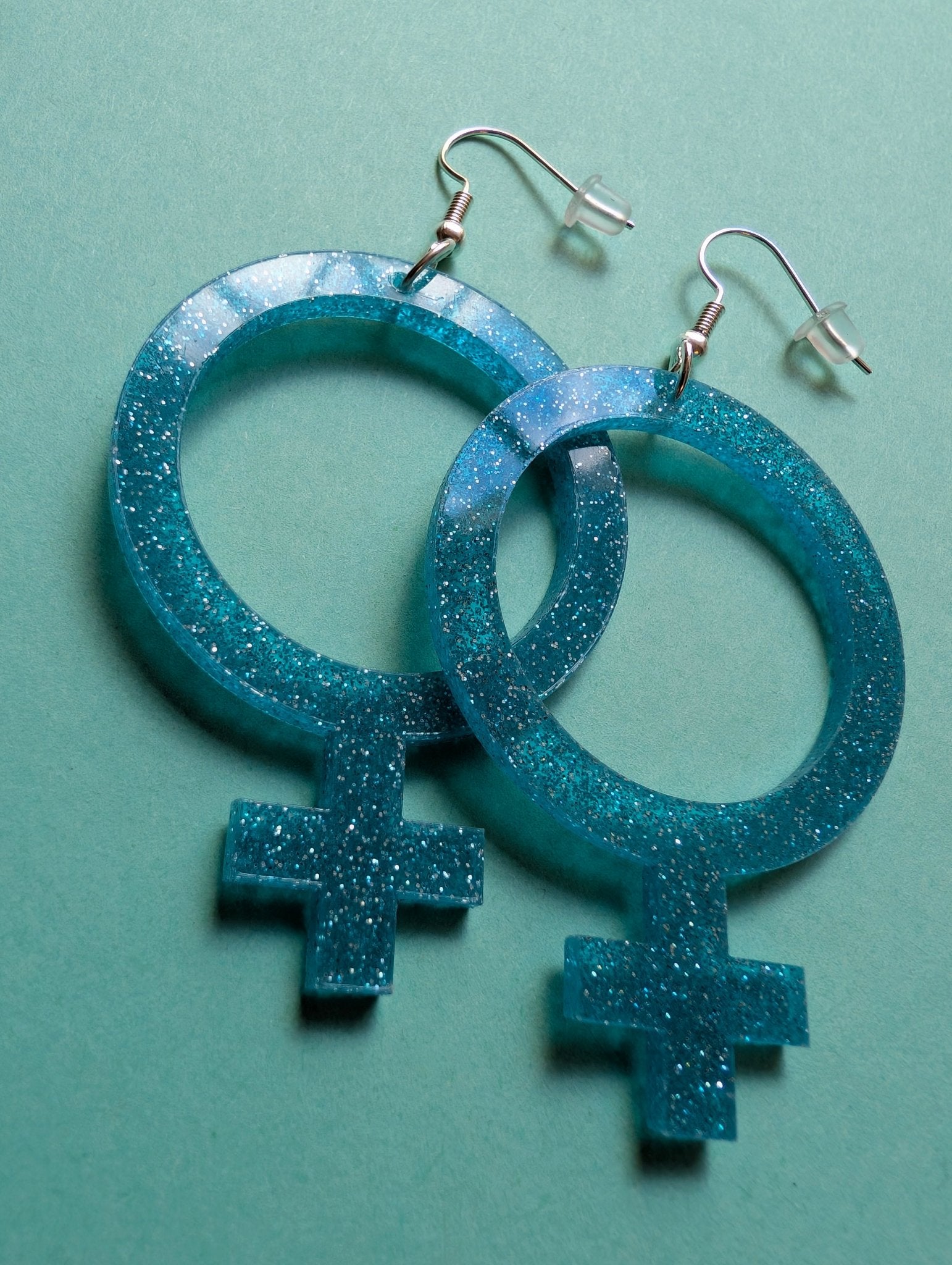 Örhängen feminist blå glitter - 3 storlekar - Rino Design Sthlm
