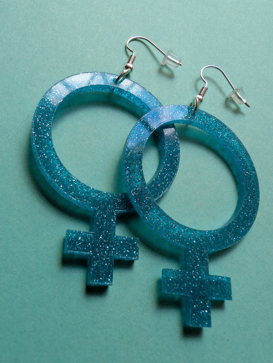 Örhängen feminist blå glitter - 3 storlekar - Rino Design Sthlm