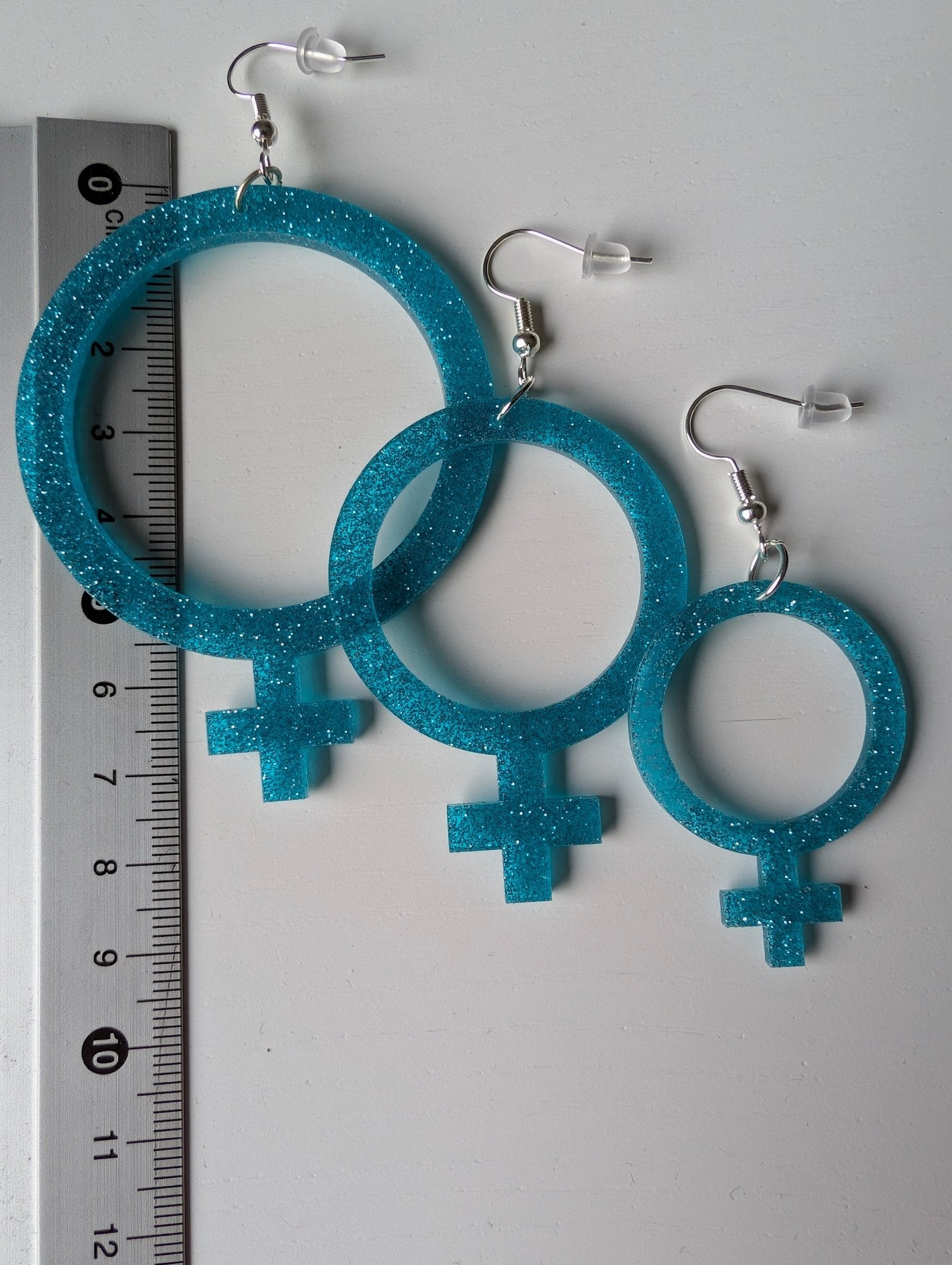 Örhängen feminist blå glitter - 3 storlekar - Rino Design Sthlm