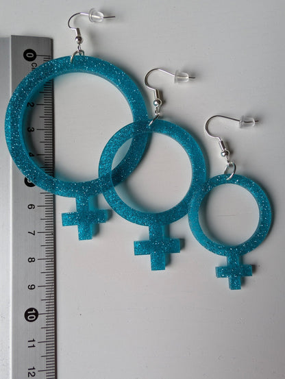 Örhängen feminist blå glitter - 3 storlekar - Rino Design Sthlm