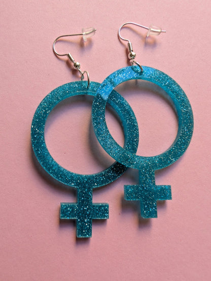 Örhängen feminist blå glitter - 3 storlekar - Rino Design Sthlm