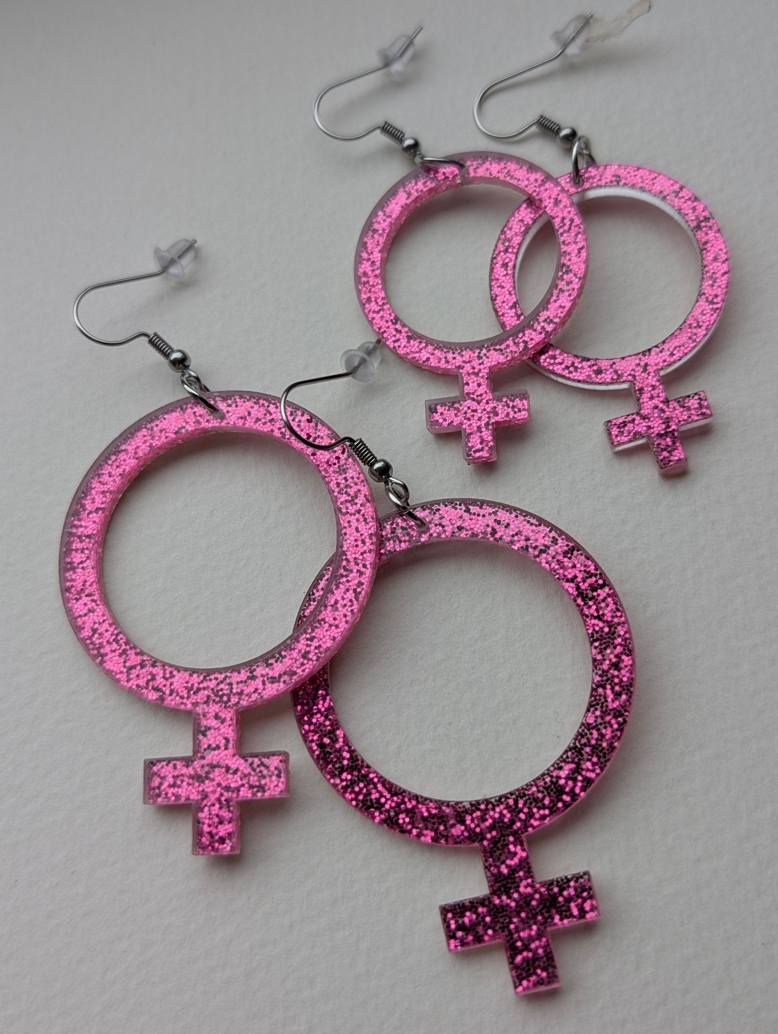 Örhängen feminist cerise glitter - Rino Design Sthlm
