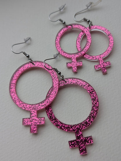 Örhängen feminist cerise glitter - Rino Design Sthlm