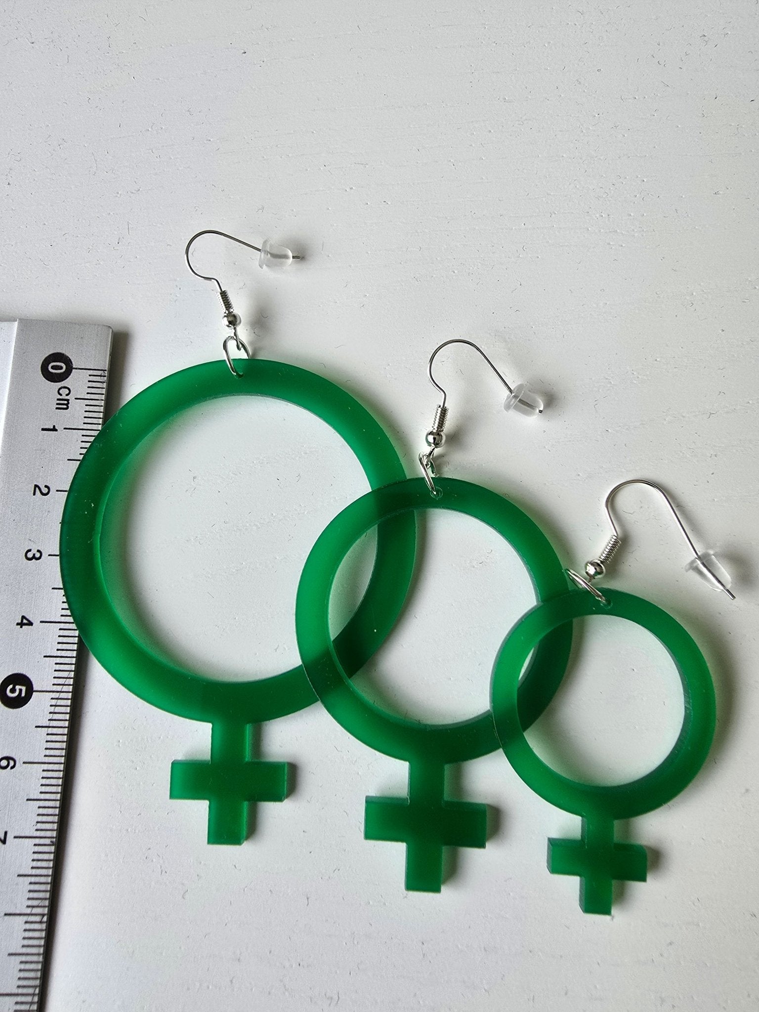 Örhängen Feminist Grön | Rino Örhängen i Liten 4 cm från Rino Design Sthlm