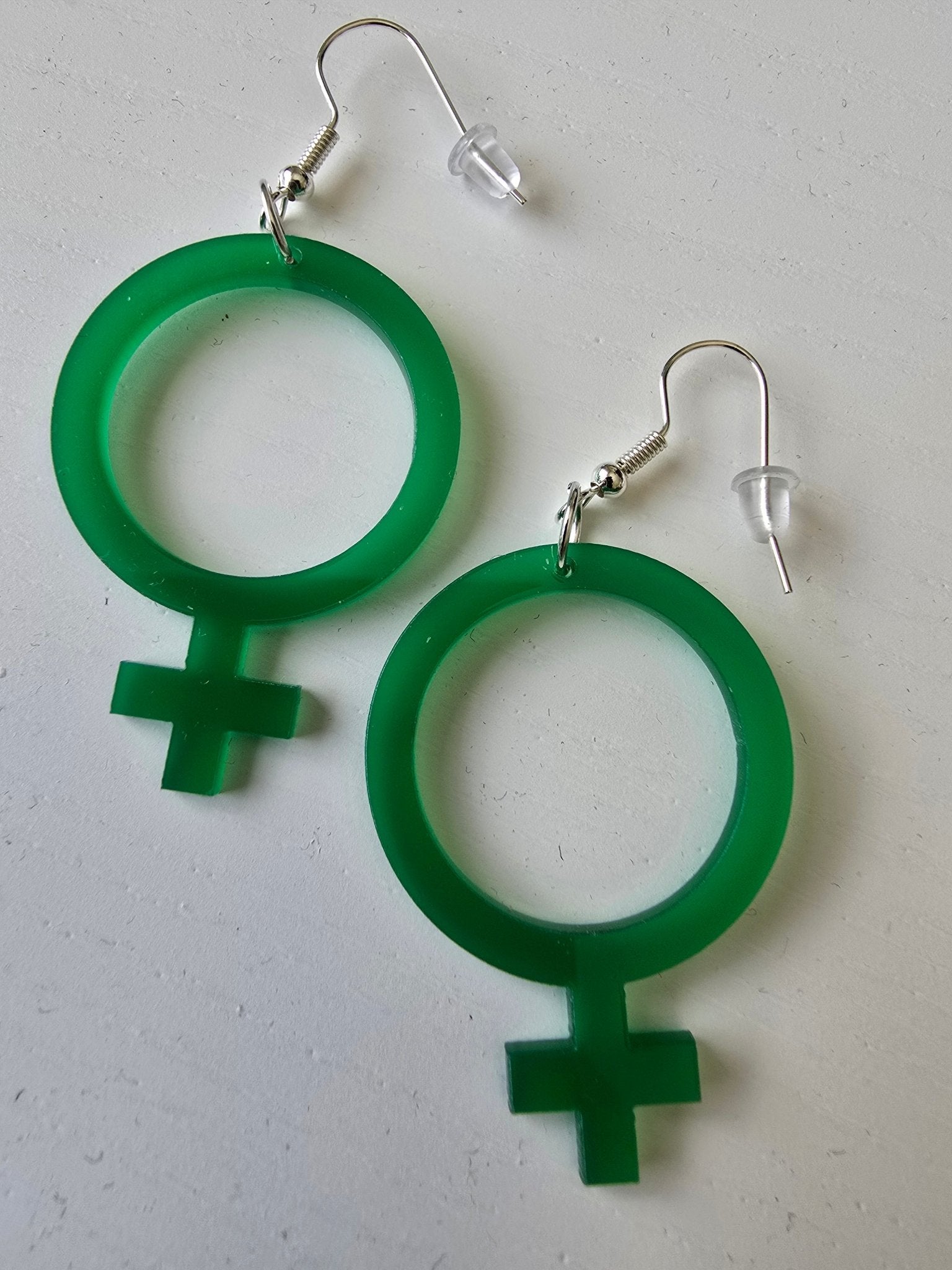 Örhängen Feminist Grön | Rino Örhängen i Liten 4 cm från Rino Design Sthlm