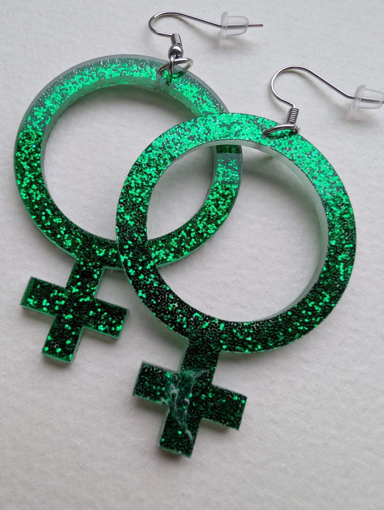Örhängen feminist gröna glitter - Rino Design Sthlm