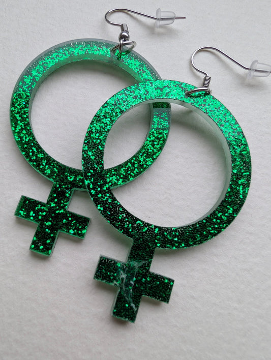 Örhängen feminist gröna glitter - Rino Design Sthlm