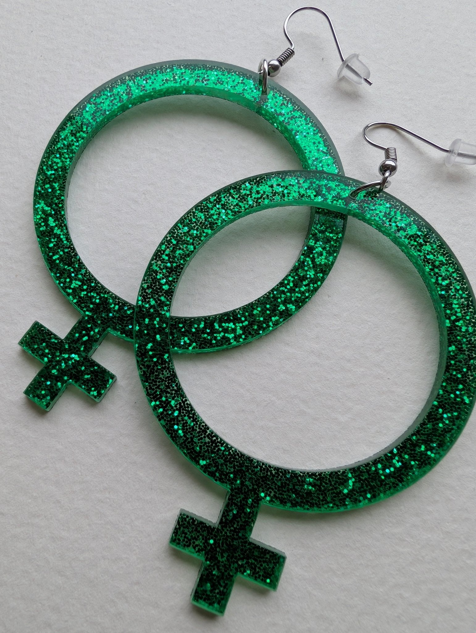 Örhängen feminist gröna glitter - Rino Design Sthlm