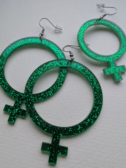 Örhängen feminist gröna glitter - Rino Design Sthlm