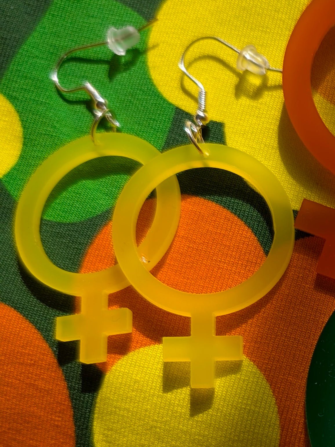 Örhängen Feminist GUL 3 olika storlekar | Rino Örhängen i Mindre 4 cm från Rino Design Sthlm