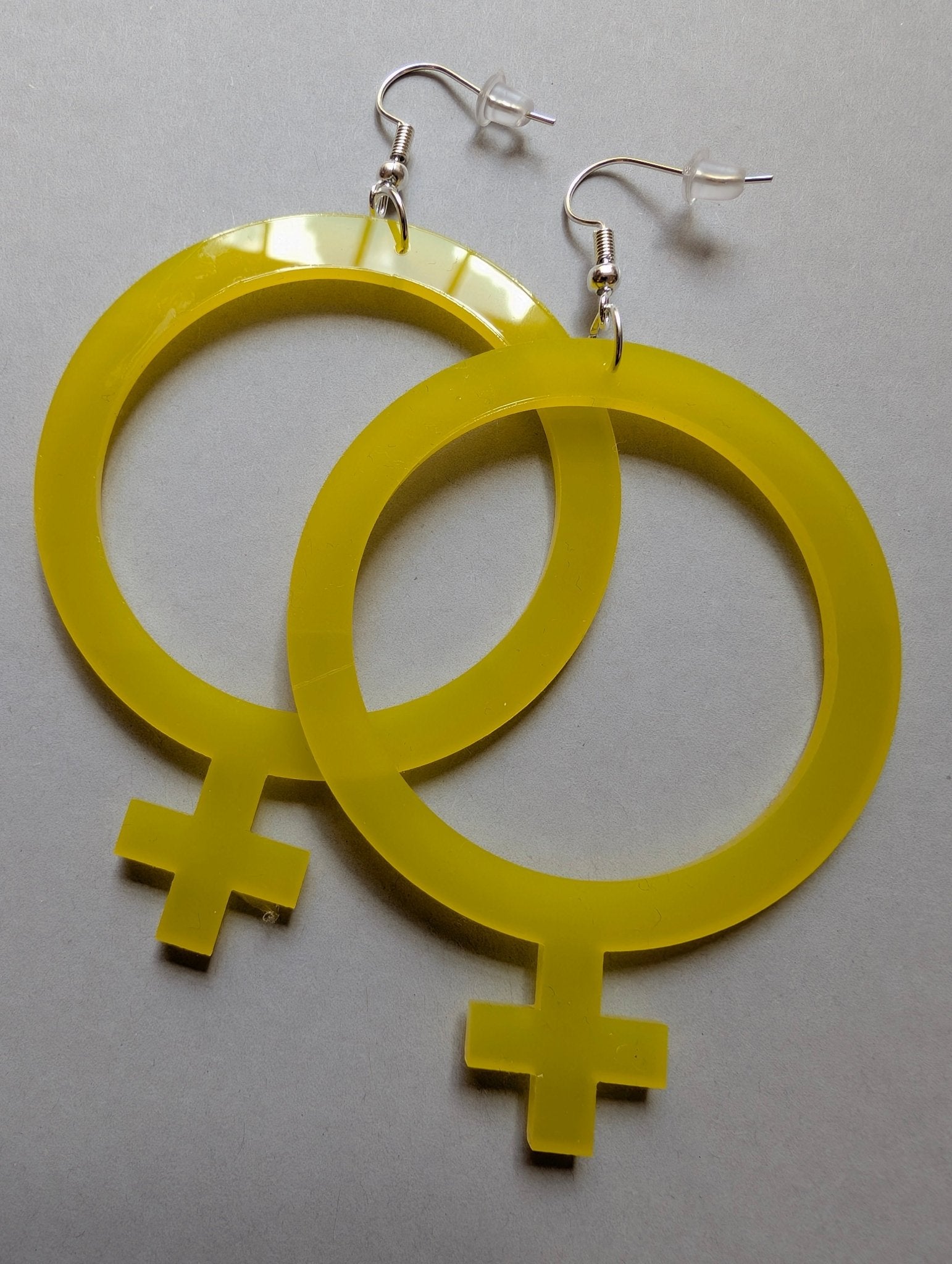 Örhängen Feminist GUL 3 olika storlekar | Rino Örhängen i Mindre 4 cm från Rino Design Sthlm