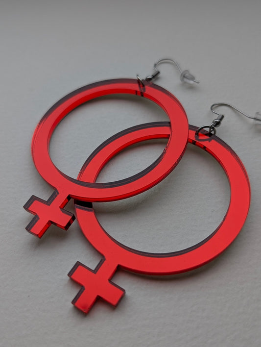 Örhängen feminist röd spegelakryl - Rino Design Sthlm