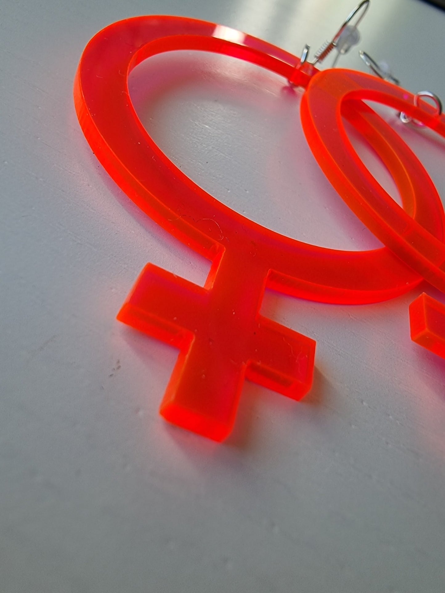 Örhängen feminist Rosa Neon - Rino Design Sthlm