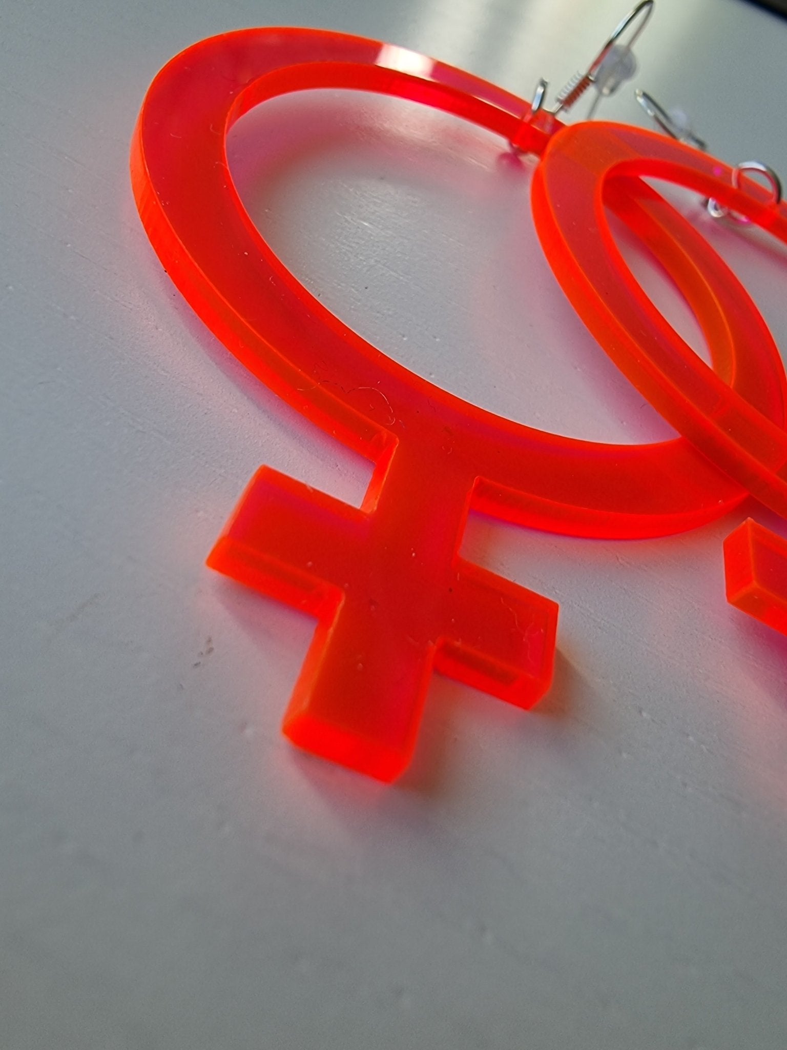 Örhängen feminist Rosa Neon - Rino Design Sthlm