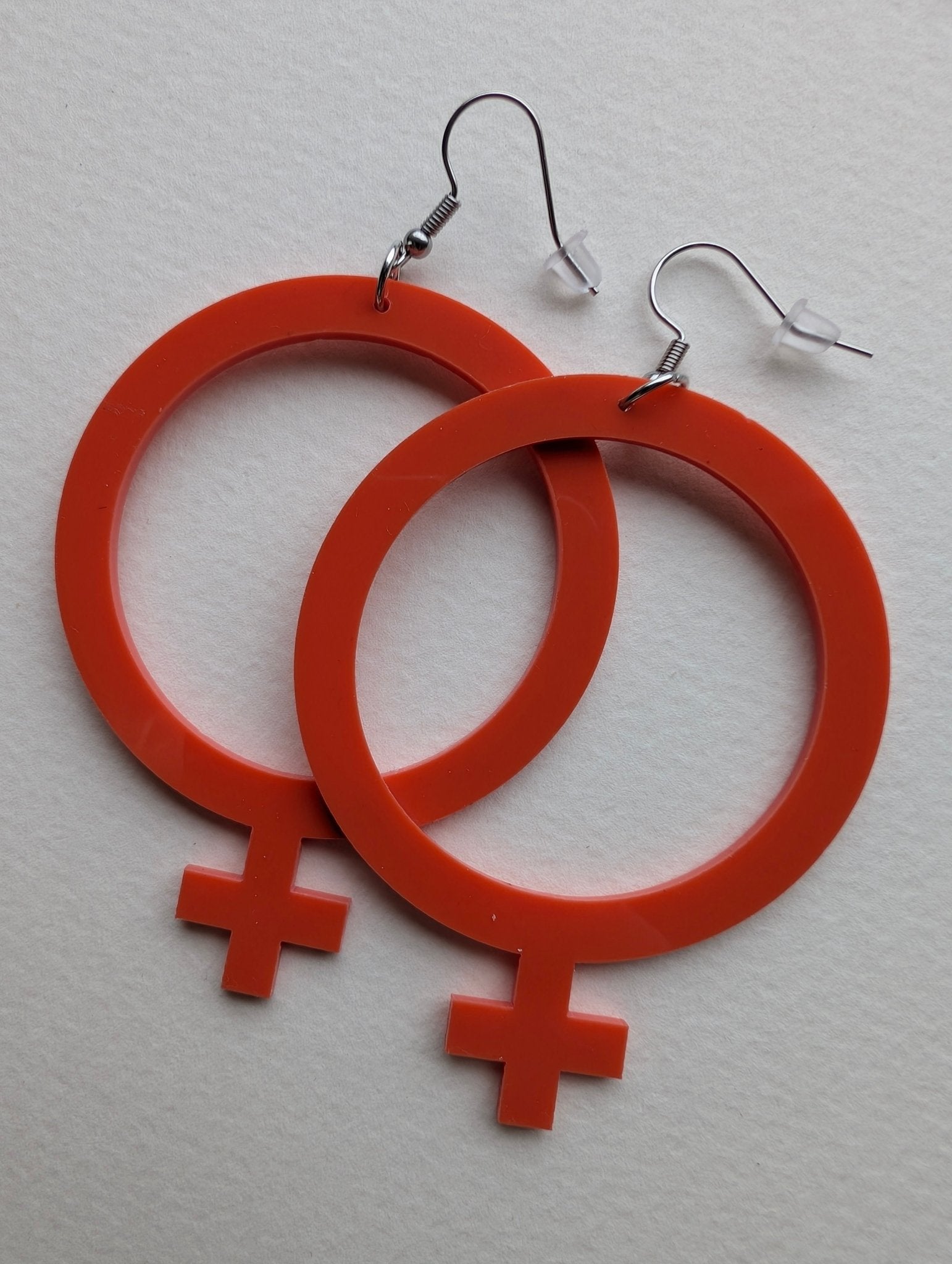 Örhängen Feminist rost | Rino Örhängen i Mindre 4 cm från Rino Design Sthlm