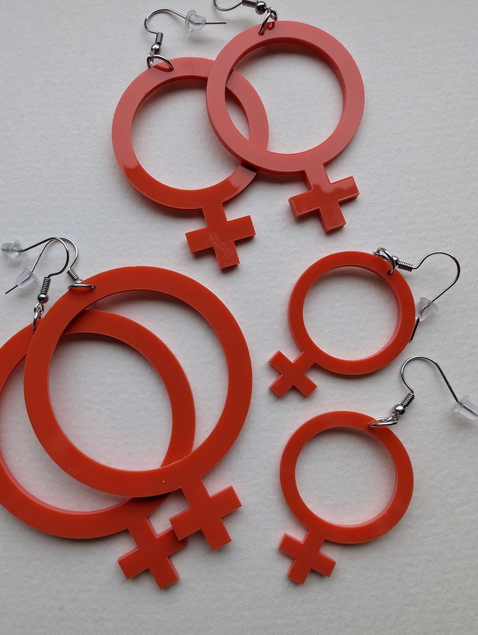 Örhängen Feminist rost | Rino Örhängen i Mindre 4 cm från Rino Design Sthlm