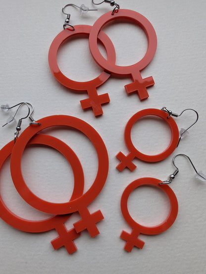 Örhängen feminist rost - Rino Design Sthlm