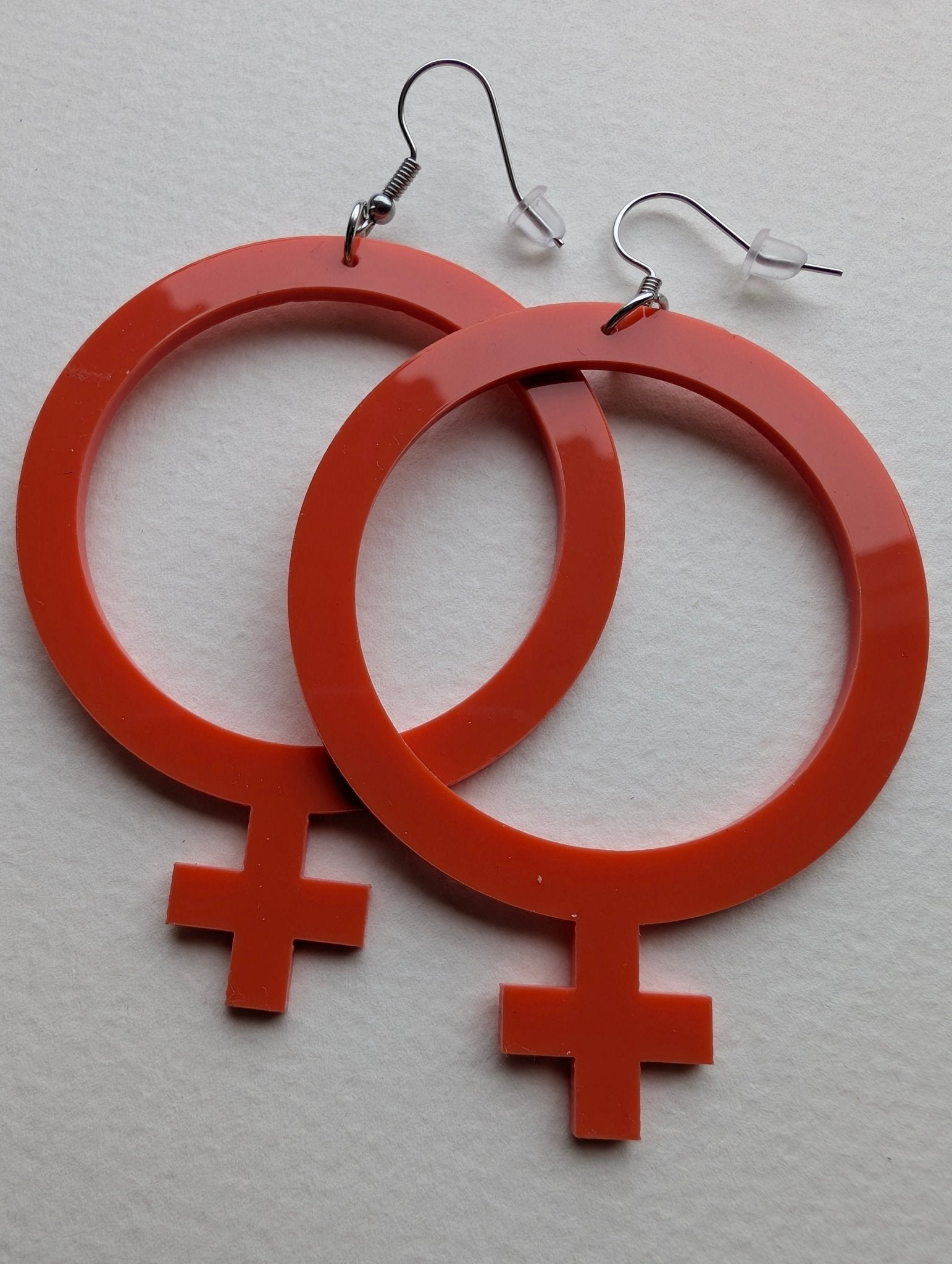 Örhängen feminist rost - Rino Design Sthlm
