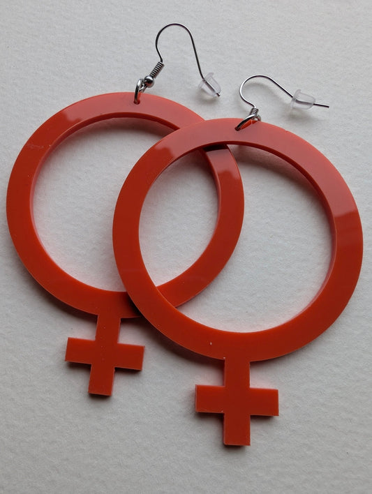 Örhängen feminist rost - Rino Design Sthlm