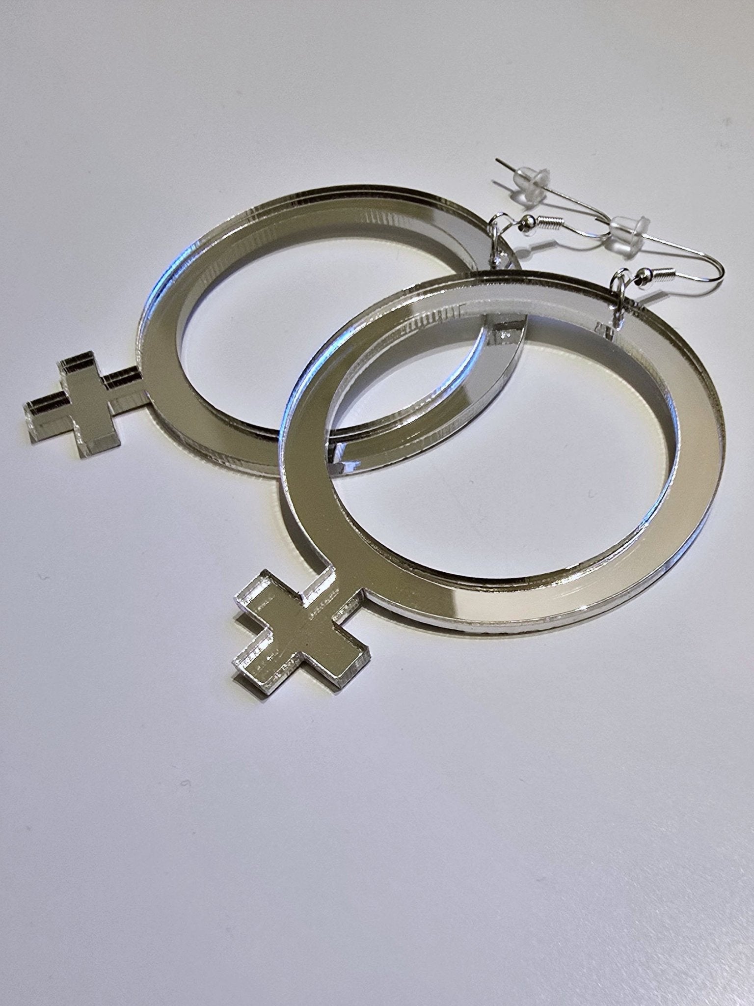 Örhängen feminist Silver - Rino Design Sthlm