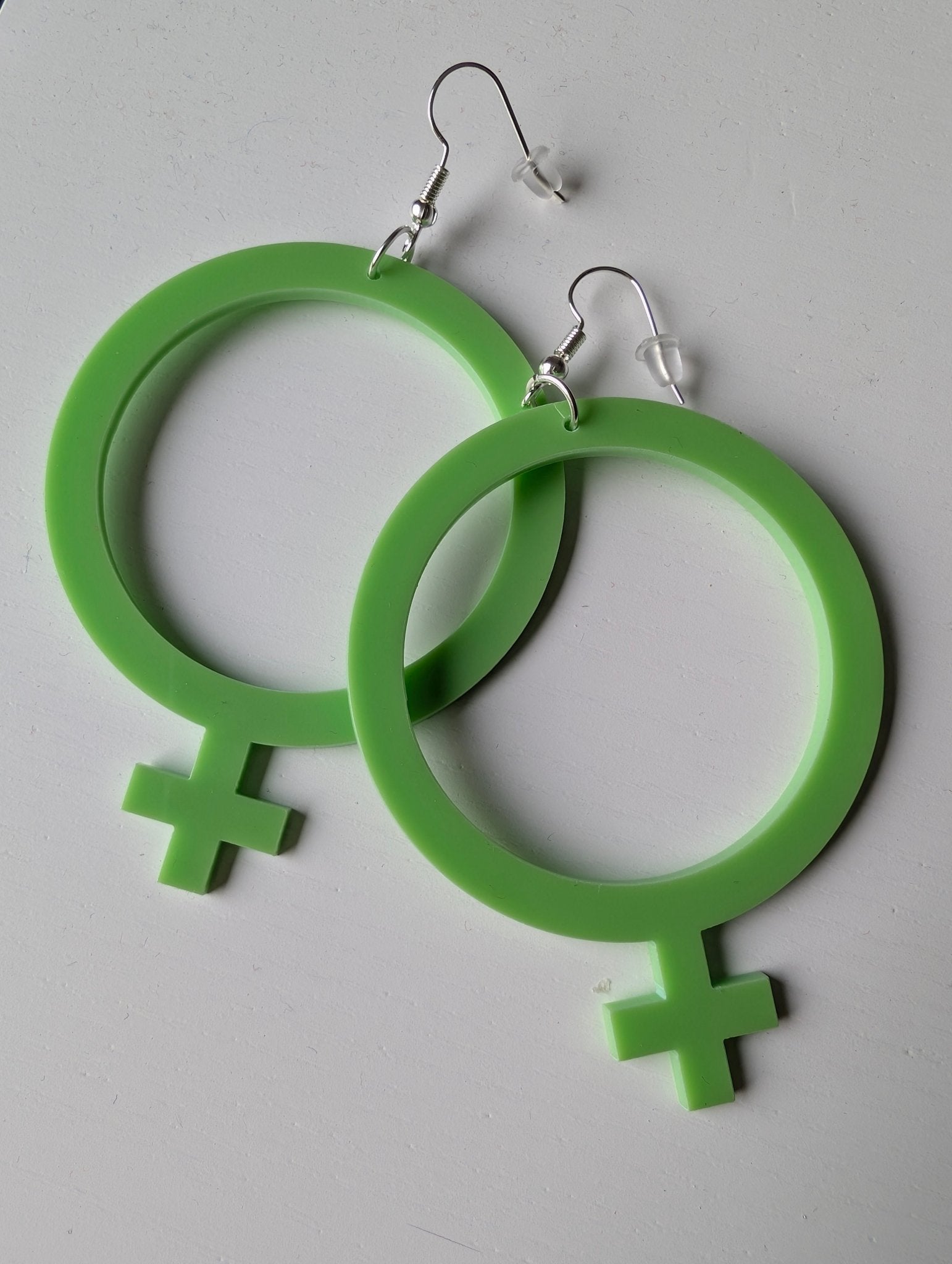 Örhängen feminist Vårgrön - tre olika storlekar - Rino Design Sthlm