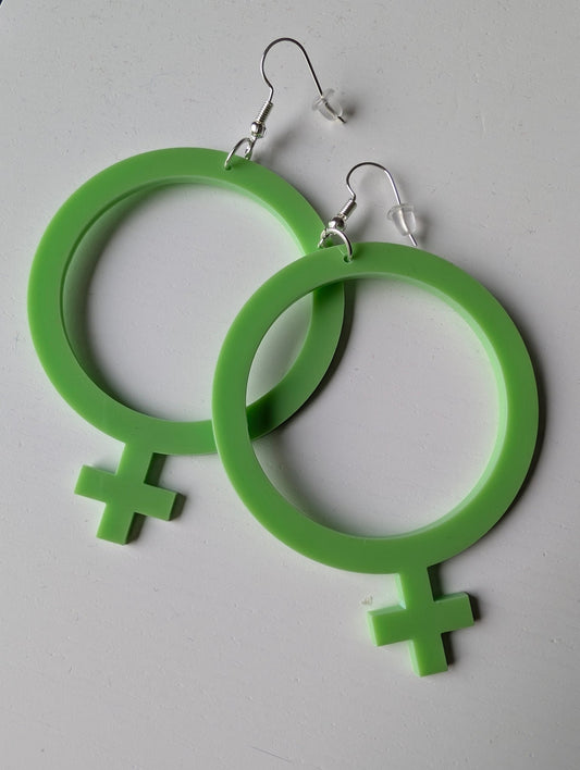 Örhängen feminist Vårgrön - tre olika storlekar - Rino Design Sthlm