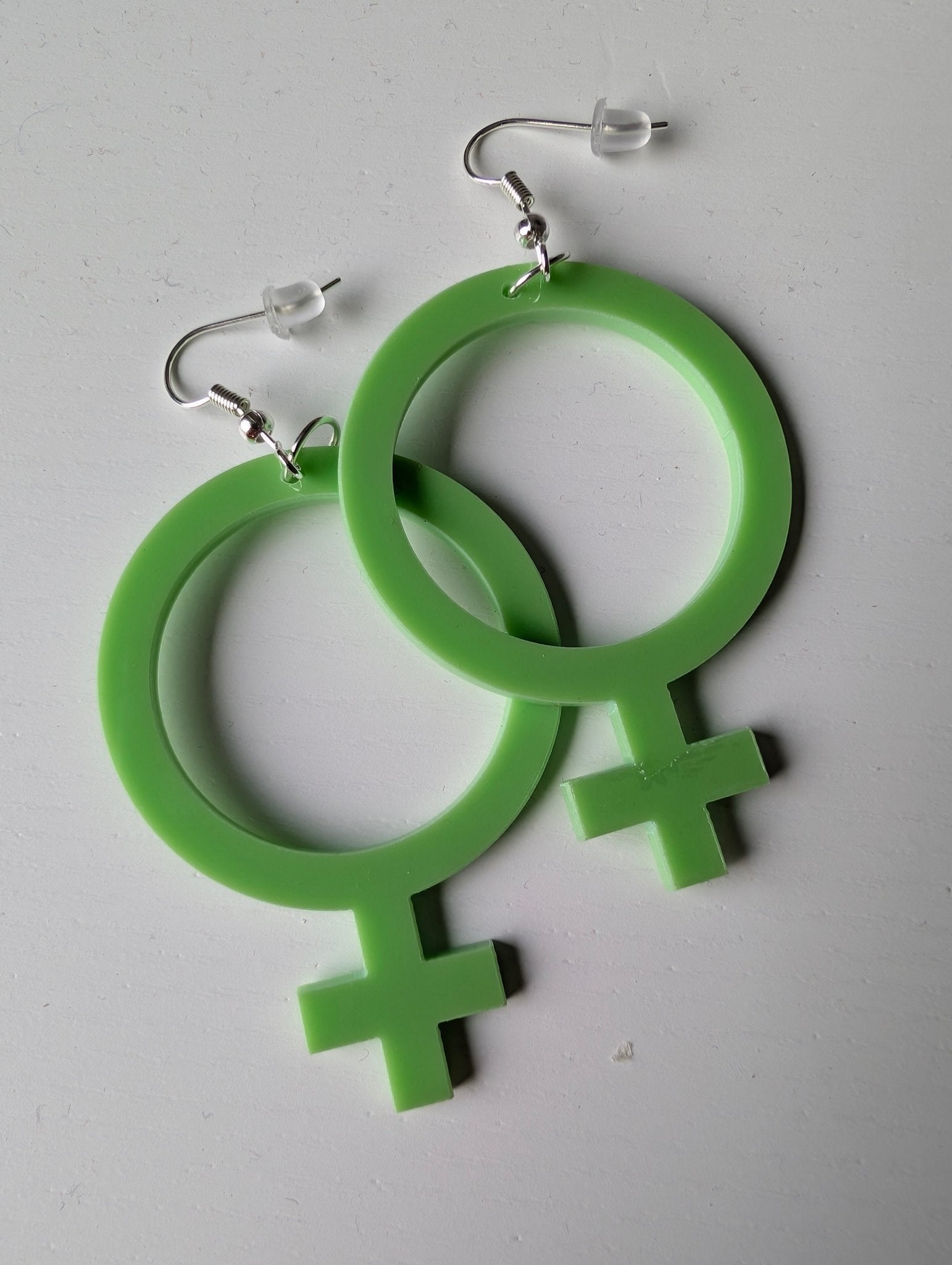 Örhängen feminist Vårgrön - tre olika storlekar - Rino Design Sthlm