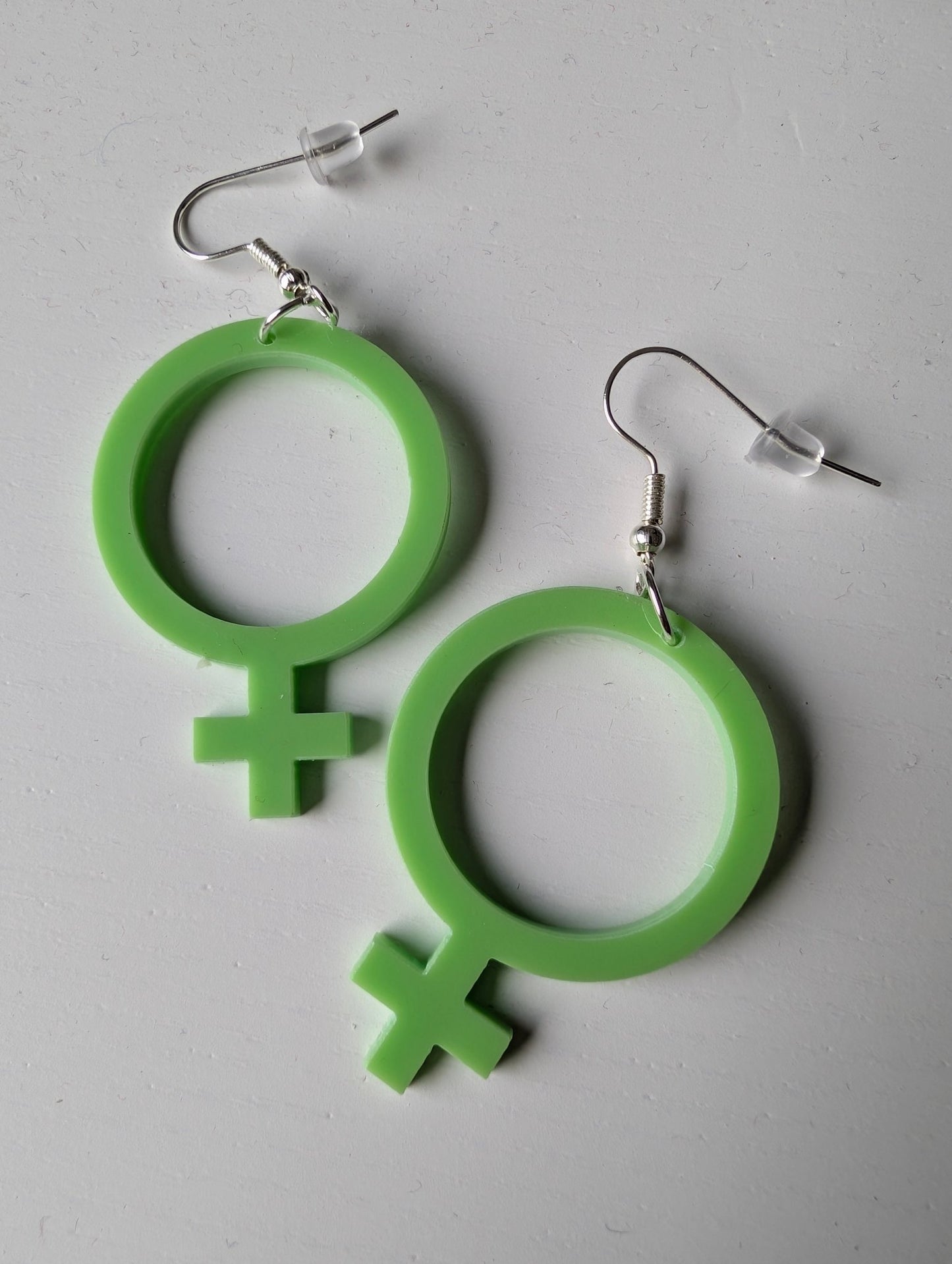 Örhängen feminist Vårgrön - tre olika storlekar - Rino Design Sthlm