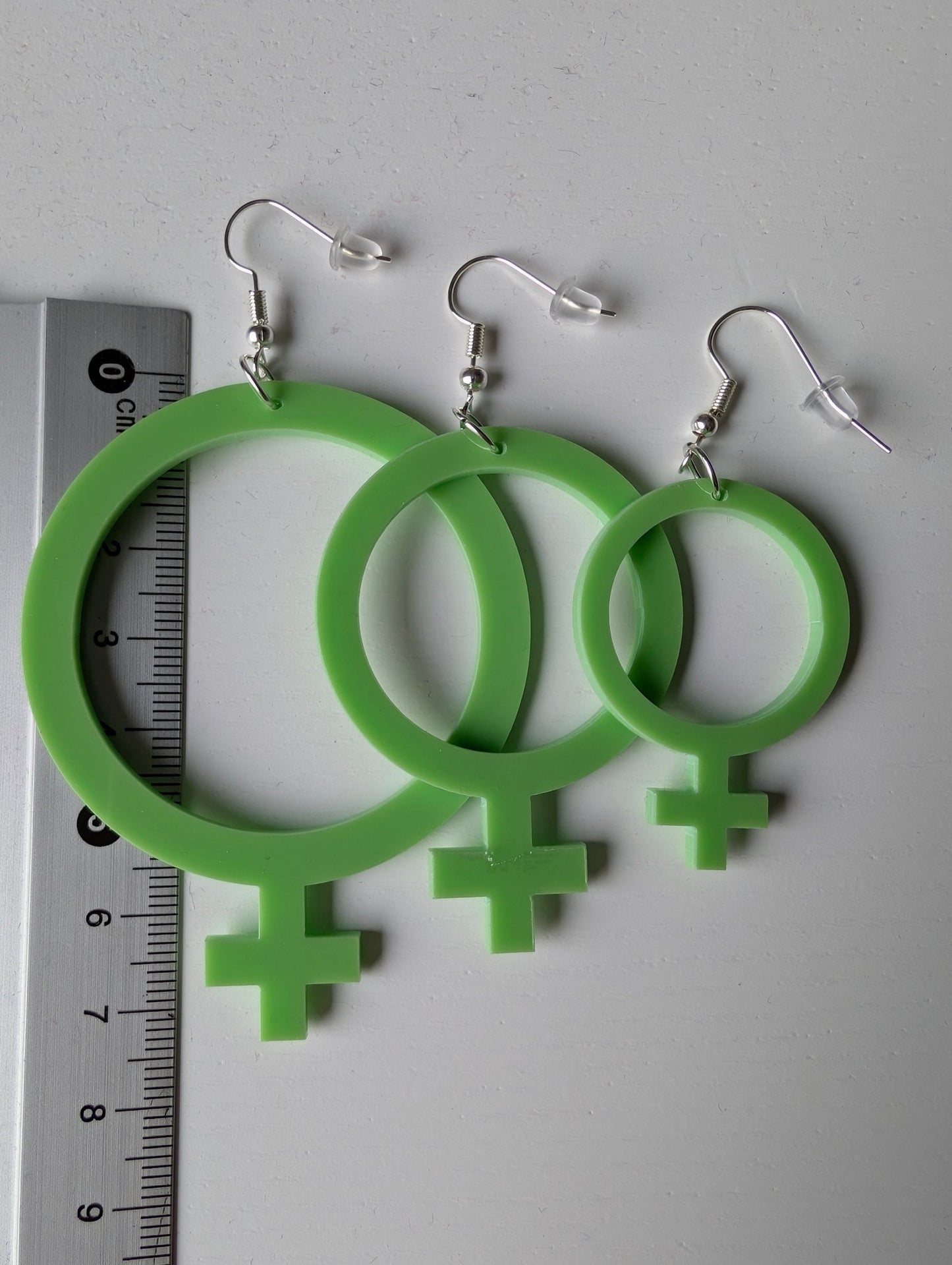 Örhängen feminist Vårgrön - tre olika storlekar - Rino Design Sthlm