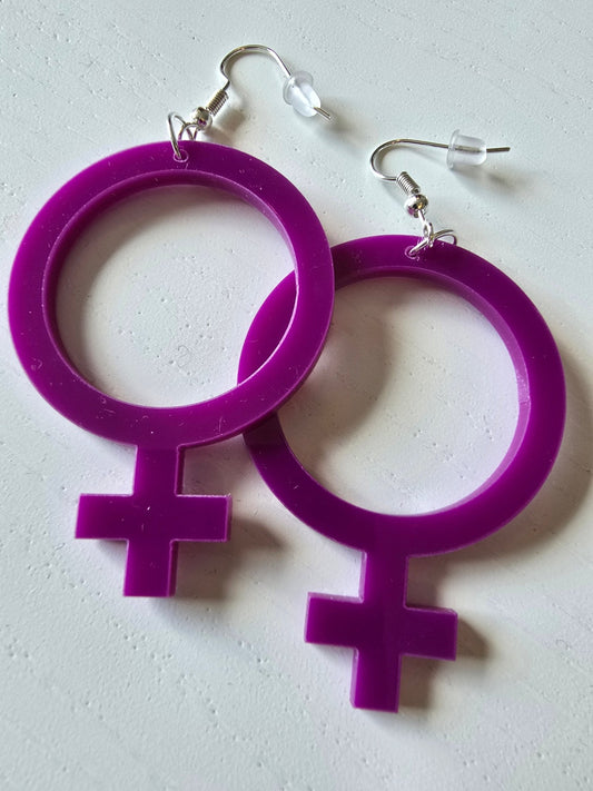 Örhängen feminist varm Lila - tre olika storlekar - Rino Design Sthlm