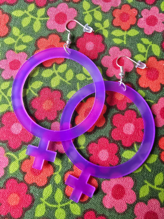 Örhängen feminist violett - i 3 storlekar - Rino Design Sthlm