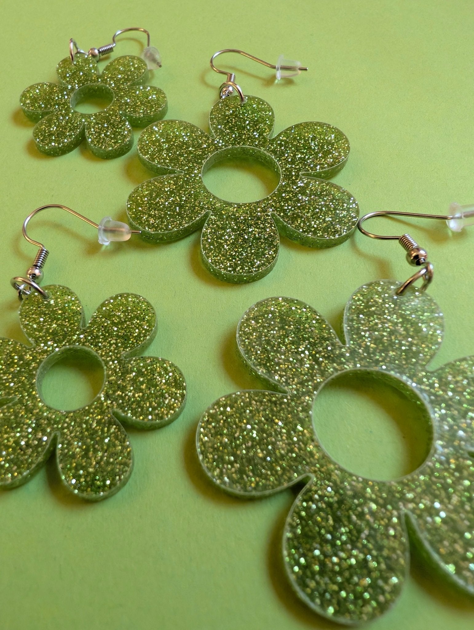 Örhängen Flower Power Ljusgrön glitter by Rino - Rino Design Sthlm