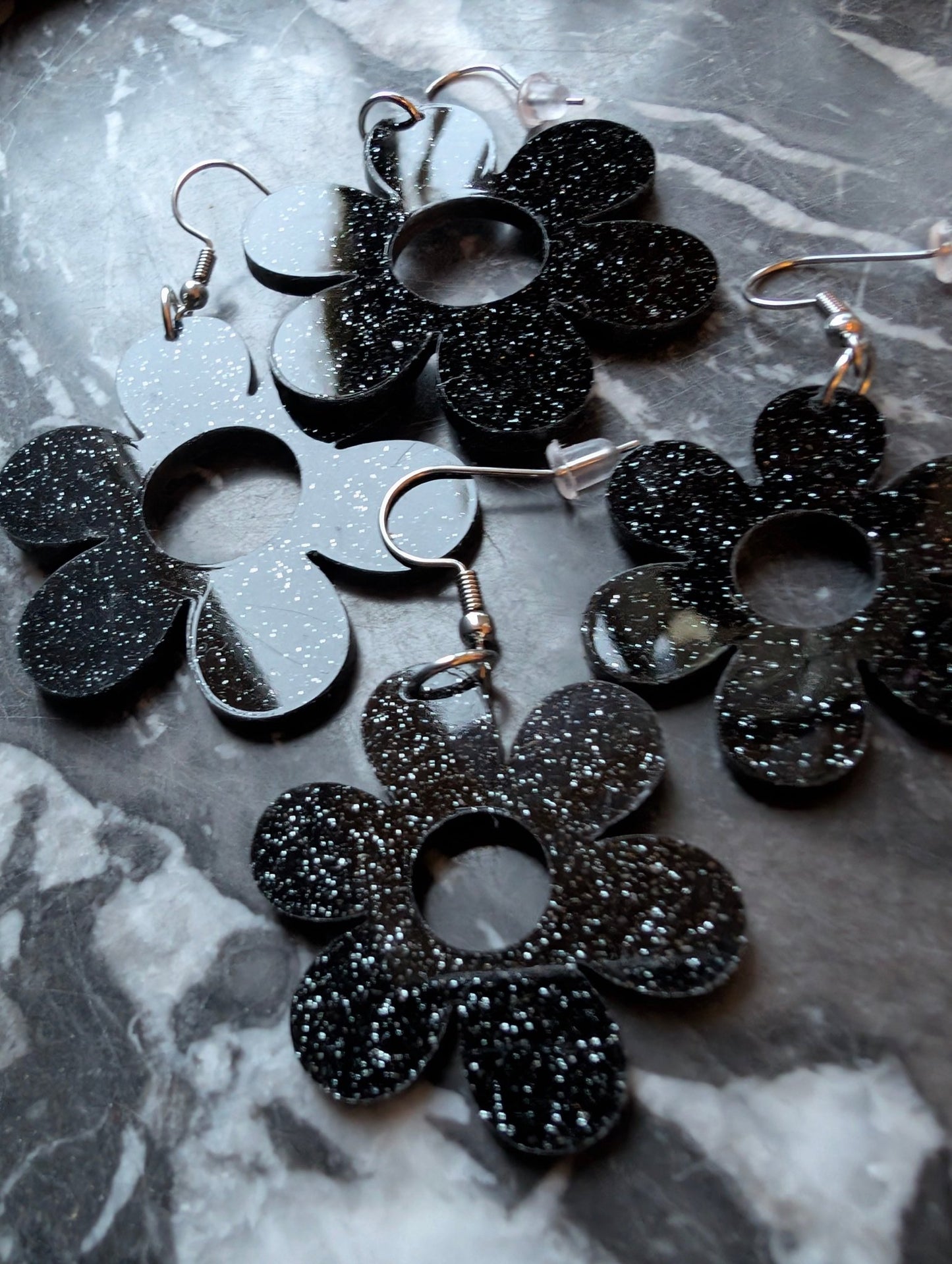 Örhängen Flower Power Svart glitter by Rino - Rino Design Sthlm