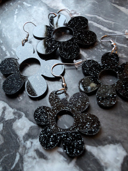 Örhängen Flower Power Svart glitter by Rino - Rino Design Sthlm