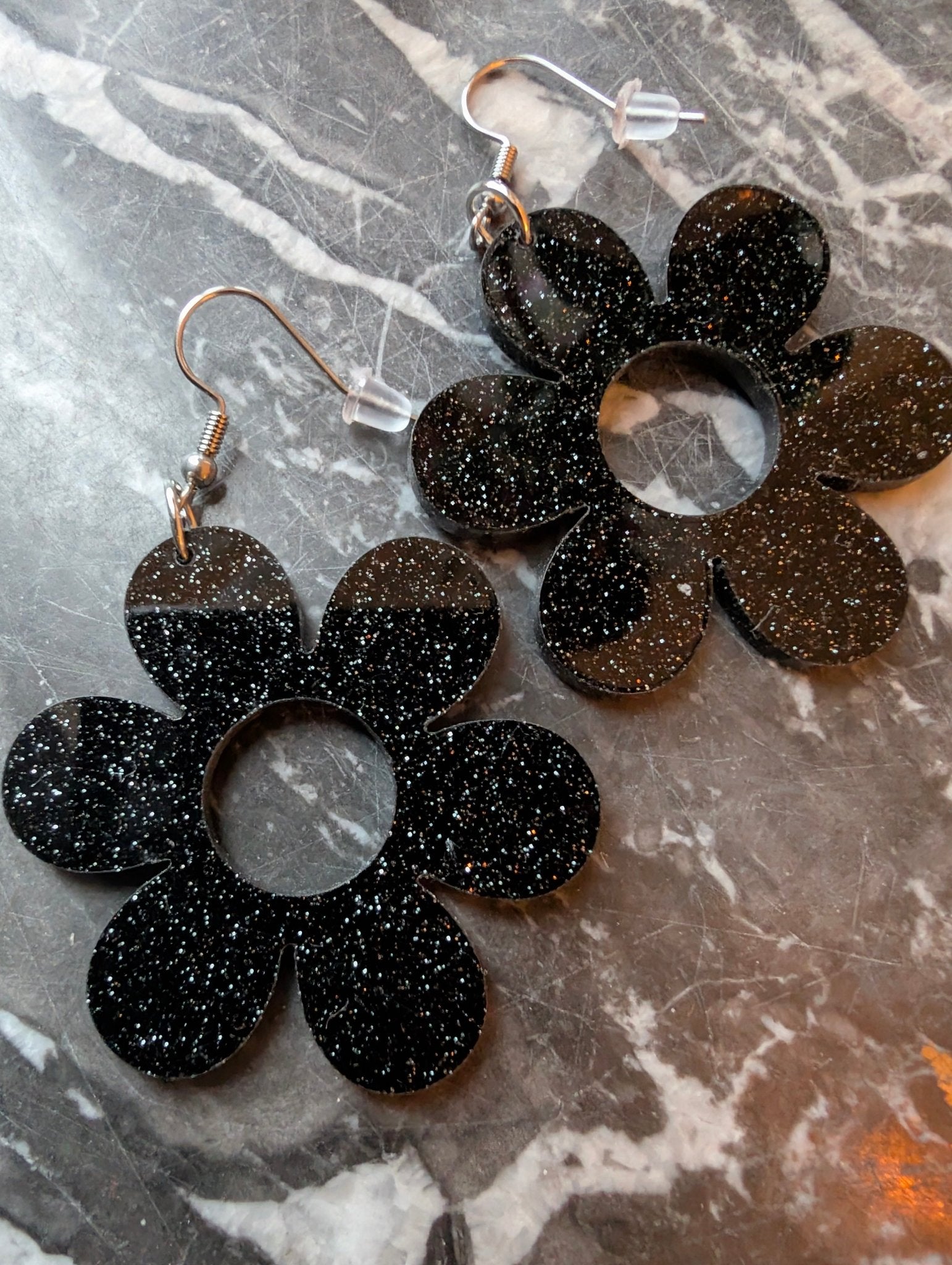 Örhängen Flower Power Svart glitter | Rino Örhängen i Mindre från Rino Design Sthlm