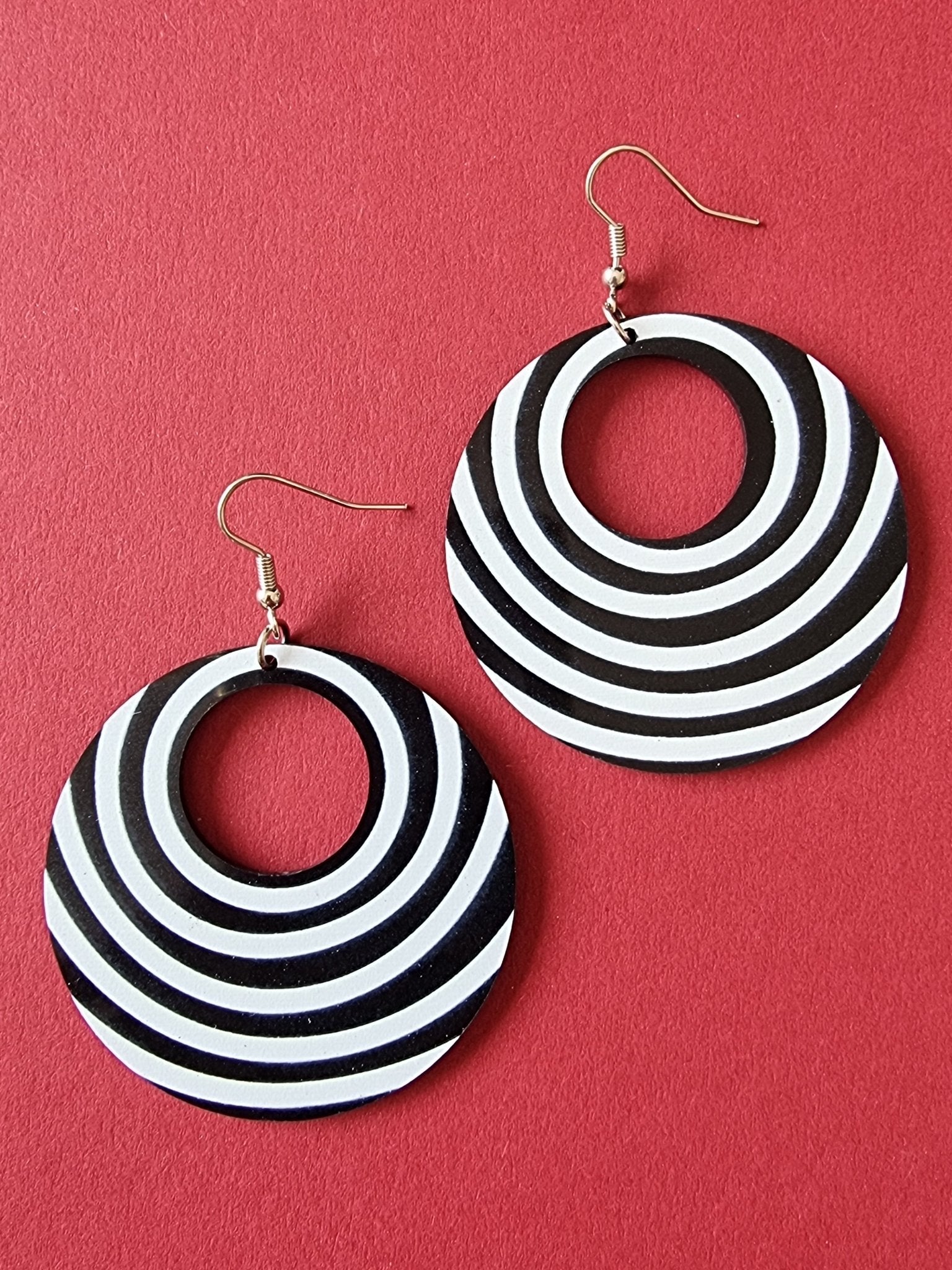 Örhängen svart/vit 60s | Rino Örhängen i One size från Rino Design Sthlm