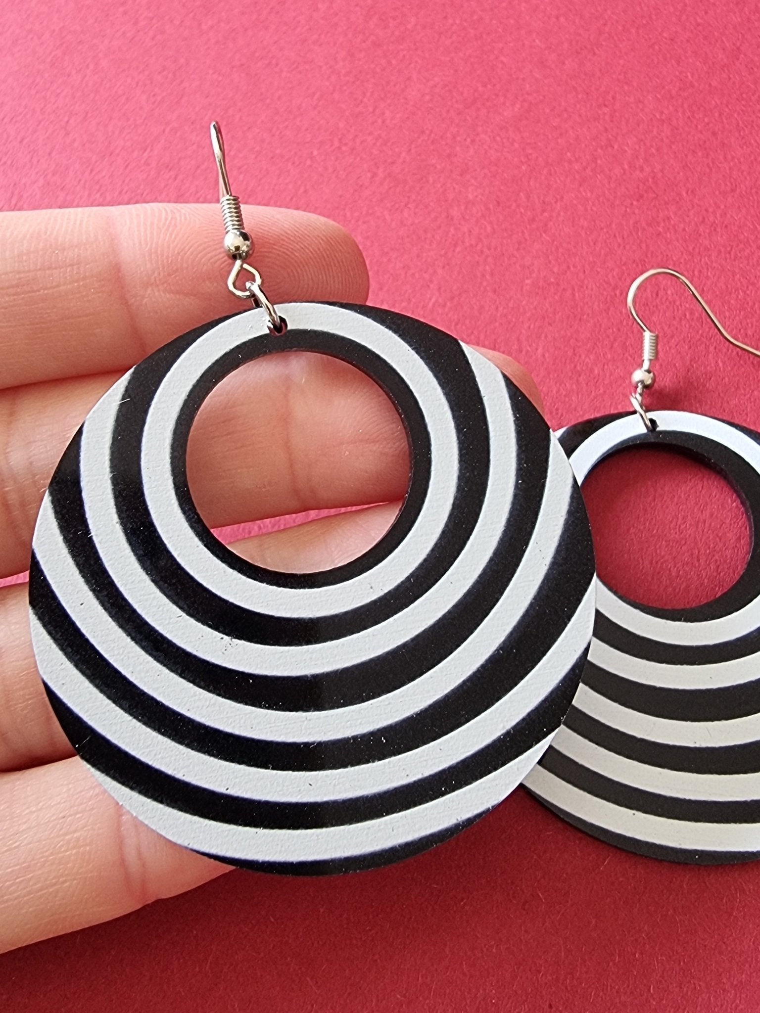 Örhängen svart/vit 60s | Rino Örhängen i One size från Rino Design Sthlm