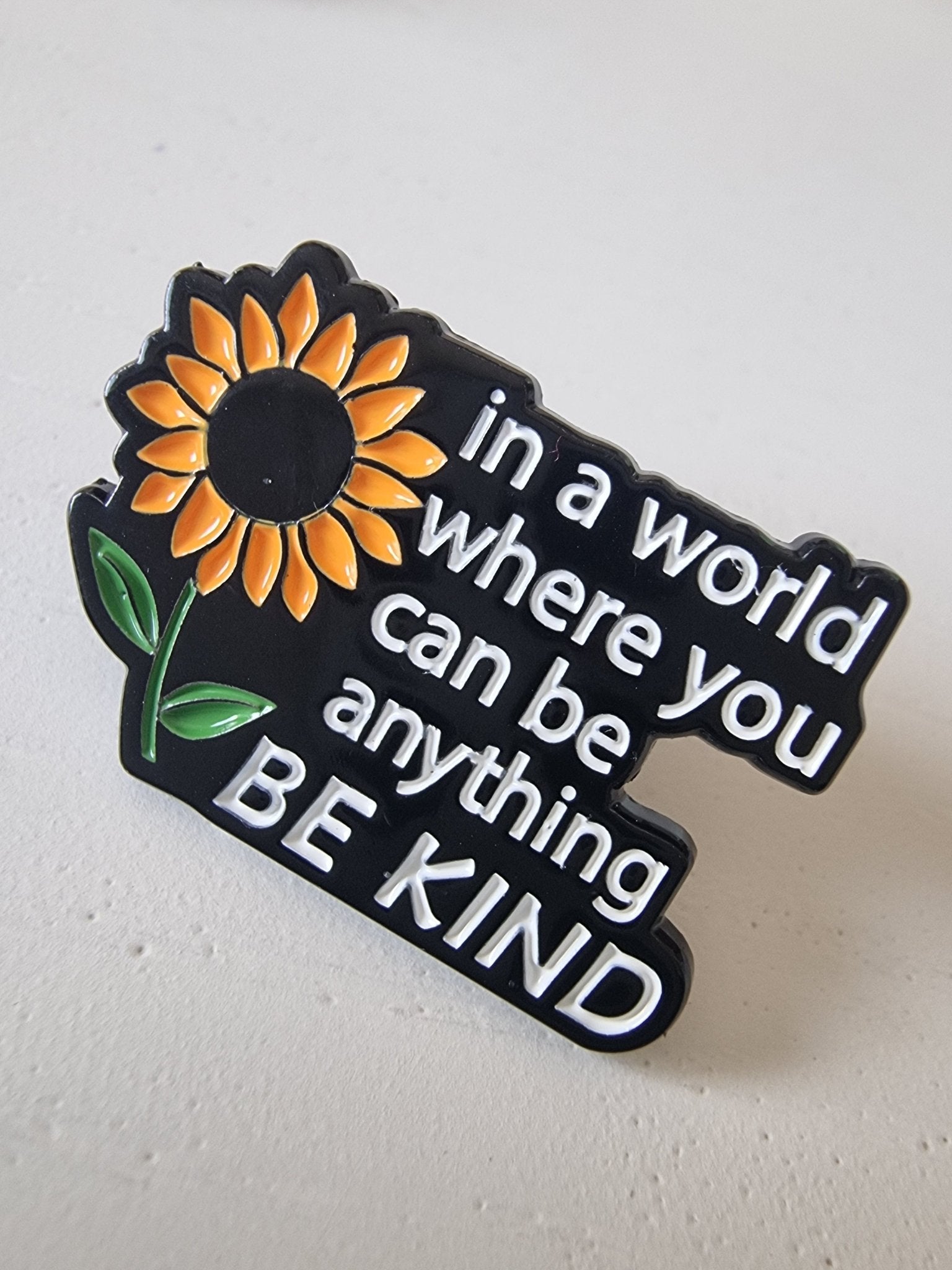 Pin Be kind Pins i One size från Rino Design Sthlm