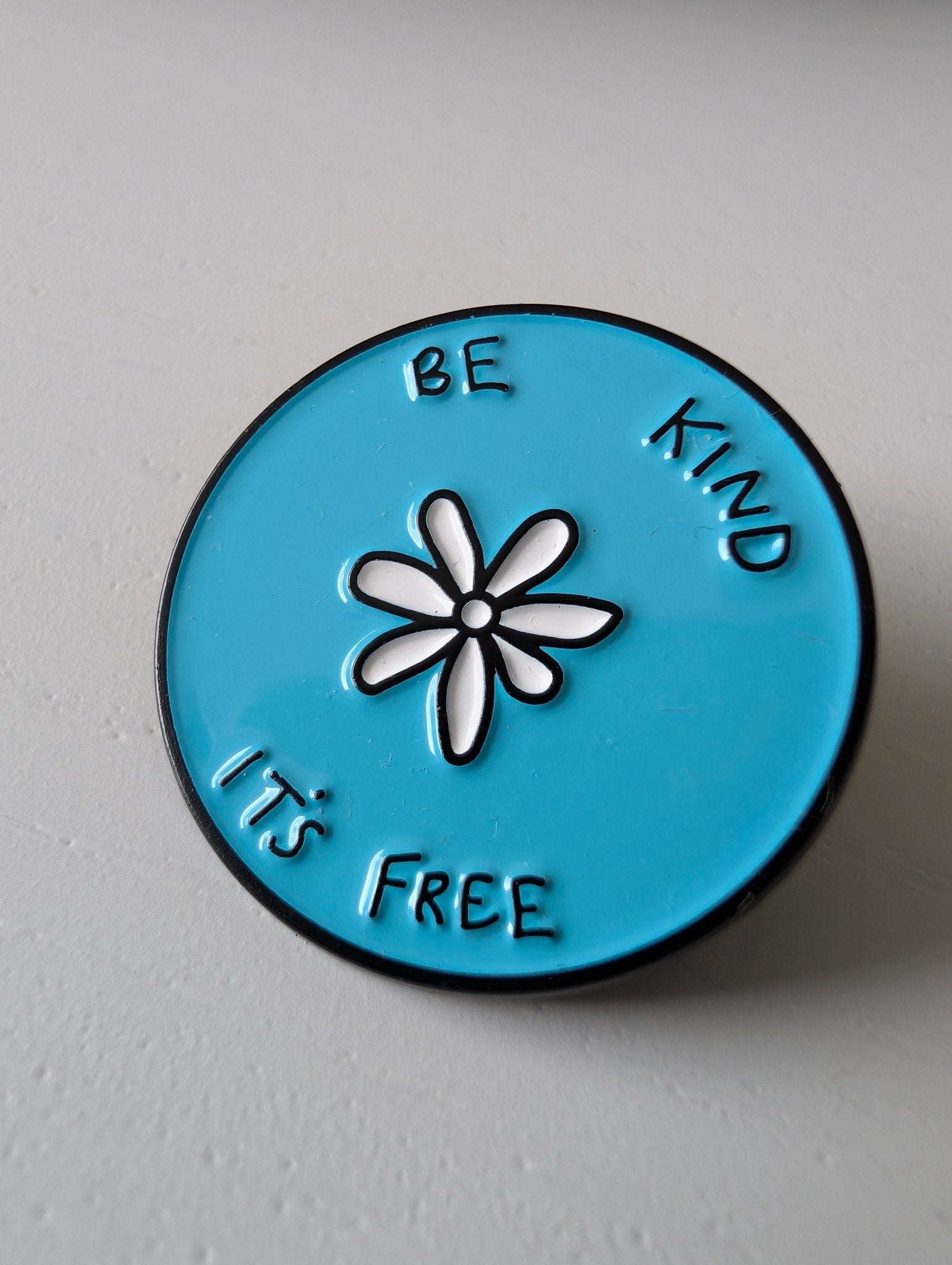 Pin Be kind it´s free Pins i One size från Rino Design Sthlm