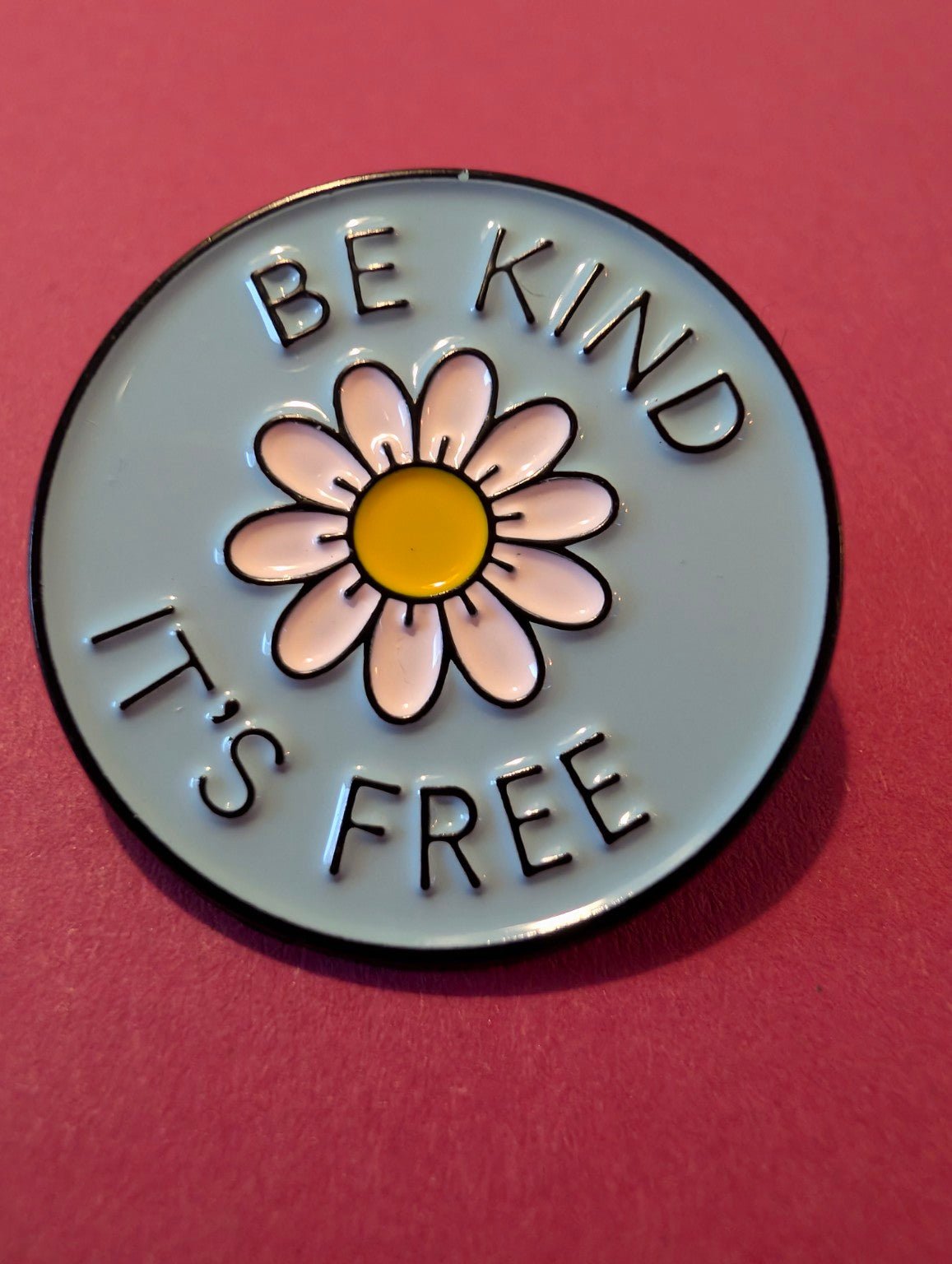 Pin Be Kind It's Free – Blomma Pins i One size från Rino Design Sthlm
